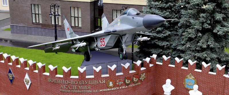 В 1969 году Шапошников окончил Военно-воздушную академию им. Ю.А. Гагарина.