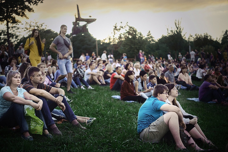 Сотни зрителей собрались на живописных склонах парка имени Ленинского комсомола.