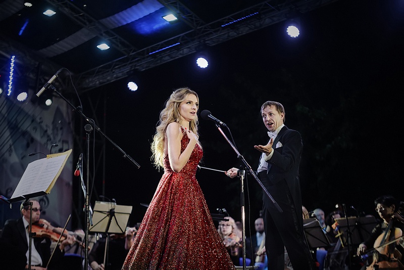 Праздник открыл мегаконцерт Донецкой филармонии под открытым небом «Донецку - музыка души».
