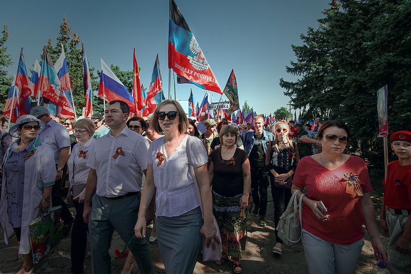 На мемориальный комплекс съехалось около 5.000 человек со всей ДНР.