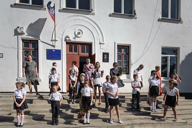 В Донбассе, как и в Большой России, школьники и студенты вернулись в начале осени за парты.
