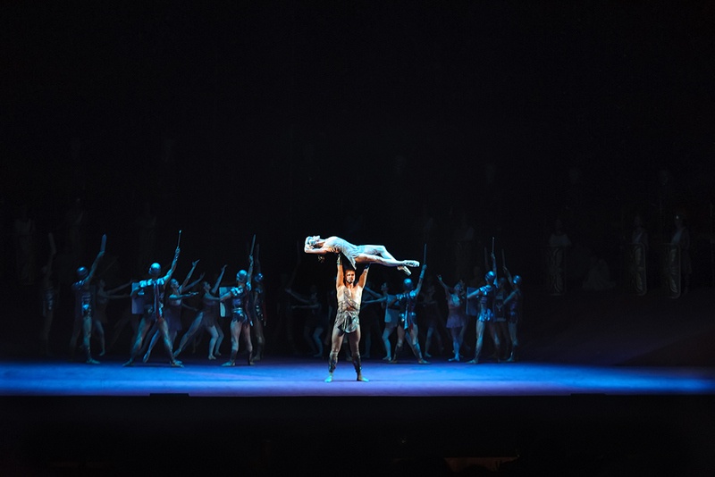 Для балета были созданы монументальные декорации; в нём задействован хор, есть зрелищные массовые батальные сцены, в которых для большей реалистичности использовалось металлическое, а не бутафорское оружие.