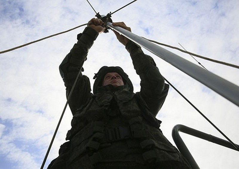 В соединение связи 49-й армии ЮВО поступила новая радиостанция Р-166 «Артек».