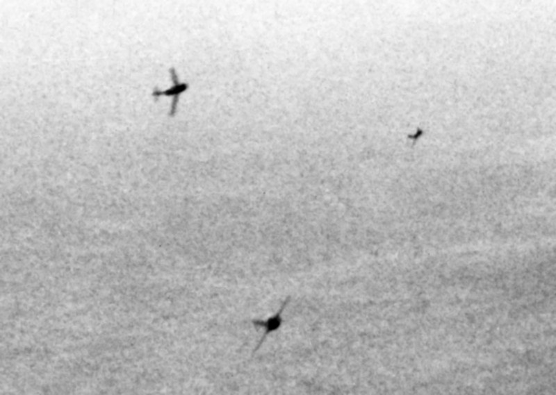 Истребители МиГ-15 атакуют бомбардировщик B-29. 1951 год.