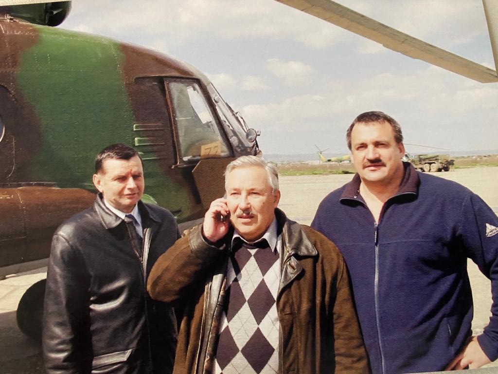 Аэродром «Северный», Чеченская республика, 2001 год. Генерал-лейтенант И.Л. Шифрин на фото справа.