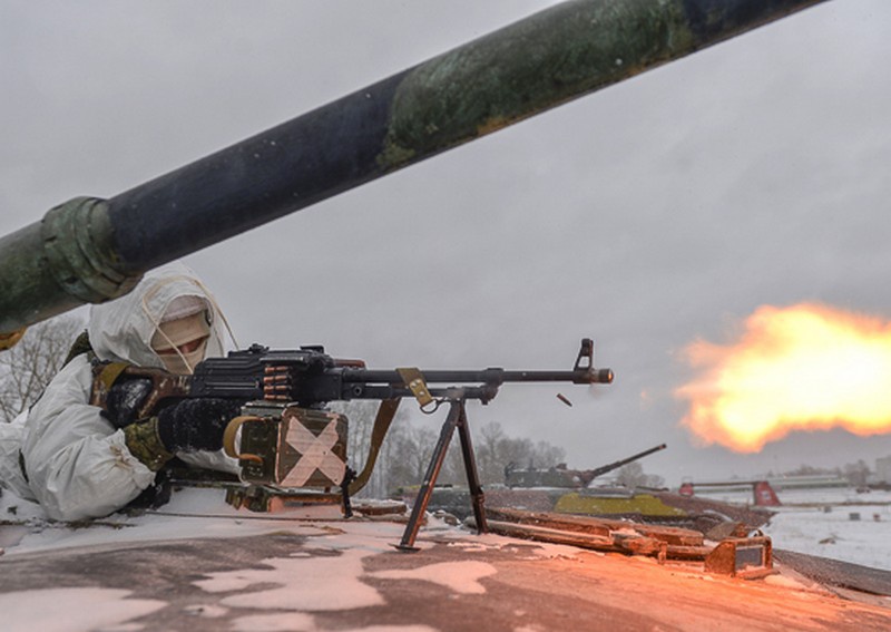 Около 3.000 мотострелков и танкистов Висленской дивизиии ЗВО обучаются индивидуальным приёмам эффективной стрельбы в Воронежской области.