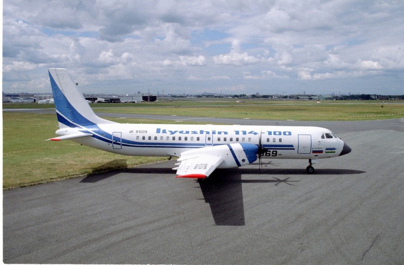 Ил-114-100 - пассажирский самолёт на 60 мест с двигателями Pratt & Whitney 127H.