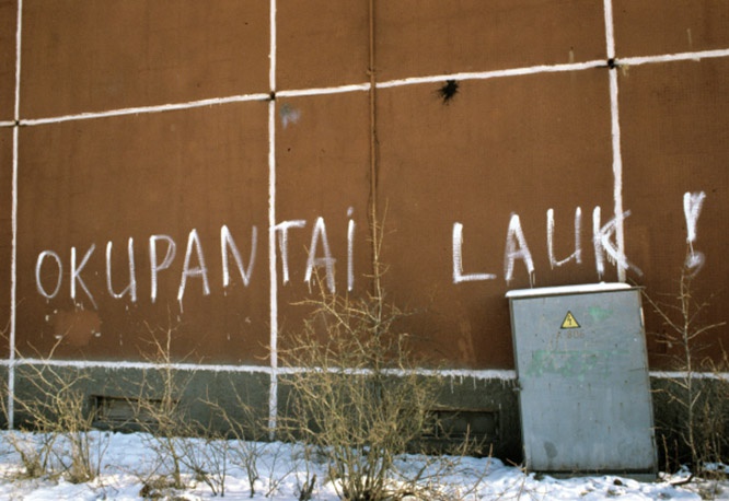 Надпись на стене: «Оккупанты долой!» на одной из улиц города Вильнюса, появившаяся ходе литовских сепаратистских выступлений в феврале 1991 года.