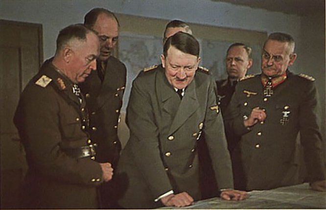 Начальник Генерального штаба сухопутных войск вермахта Франц Гальдер (справа от Гитлера) сделал неплохую карьеру в США.
