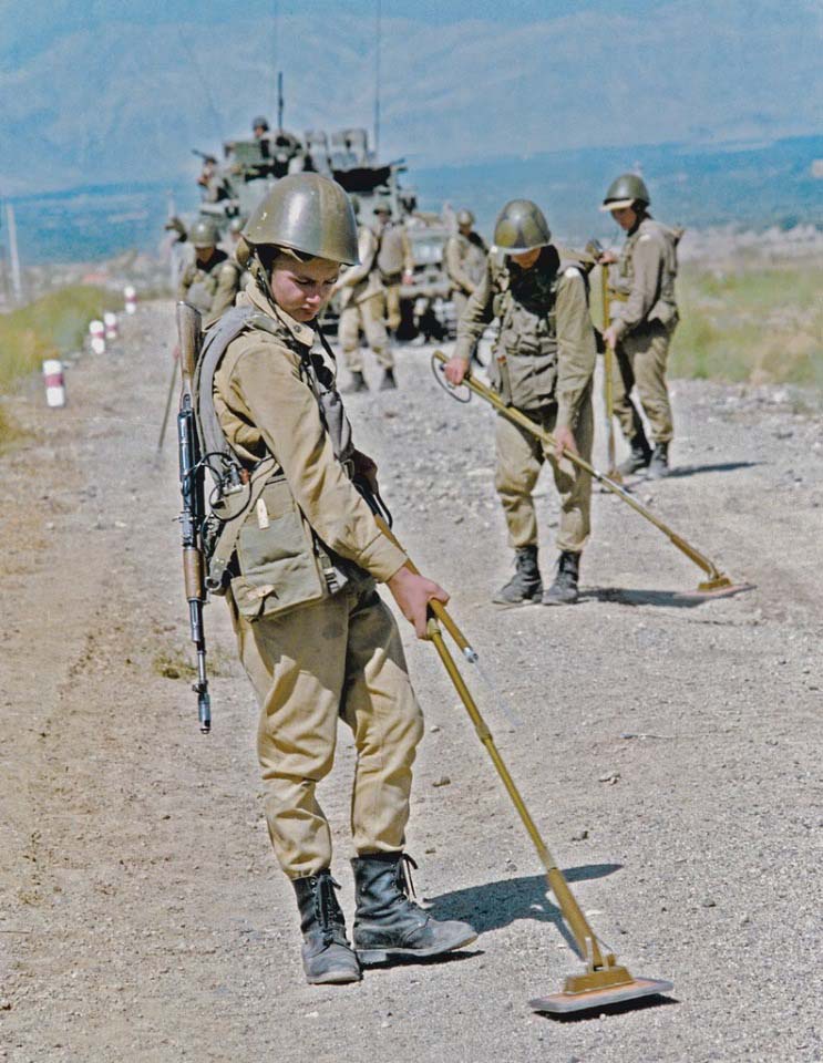 Разминирование дороги в Афганистане инженерно-саперным подразделением советских войск.