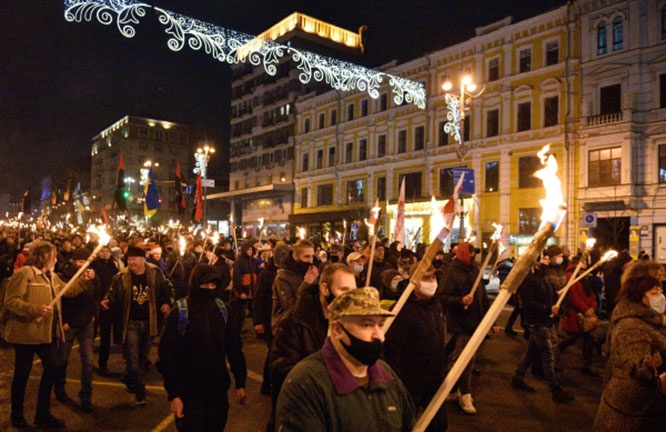 На этом марше появилось новшество - БЧБ флаги белорусских националистов.