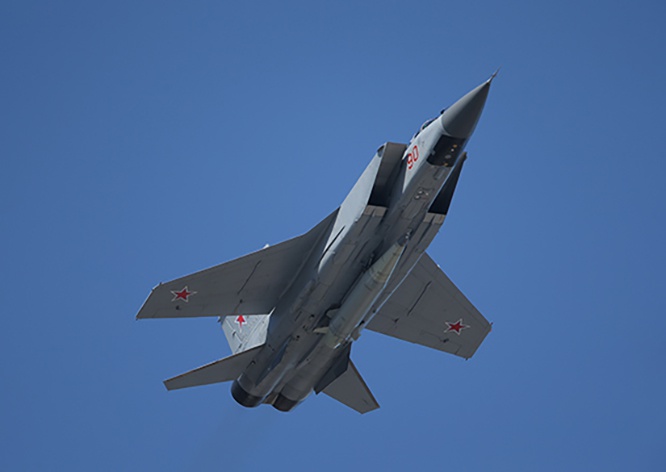 Истребител-перехватчик МиГ-31, оснащённый авиационным ракетным комплексом «Кинжал».