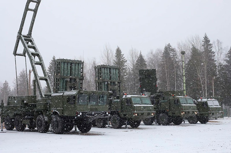 Планируется перевооружить первый полк на новейший зенитный ракетный комплекс С-350 «Витязь».