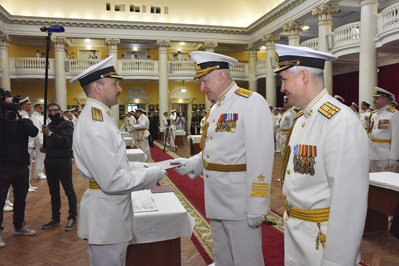 Торжественная церемония выпуска офицеров Военно-морской академии.