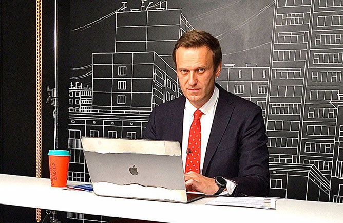 Обычный гонорар такого рода «расследователя», а им выступал Навальный, - это по меньшей мере 10-15% от общей суммы.