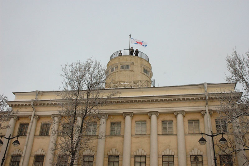 Подъём исторического флага на Астрономической башне Морского корпуса Петра Великого.