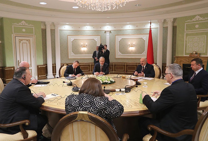 Переговоры Лукашенко с Государственным секретарём США Майклом Помпео. Перейдя к политике многовекторности, главный противовес России Лукашенко видел в США. 