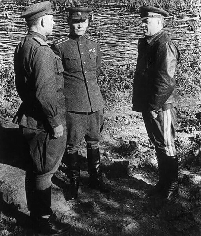 Будущие маршалы Георгий Жуков и Иван Конев. 1943 год.