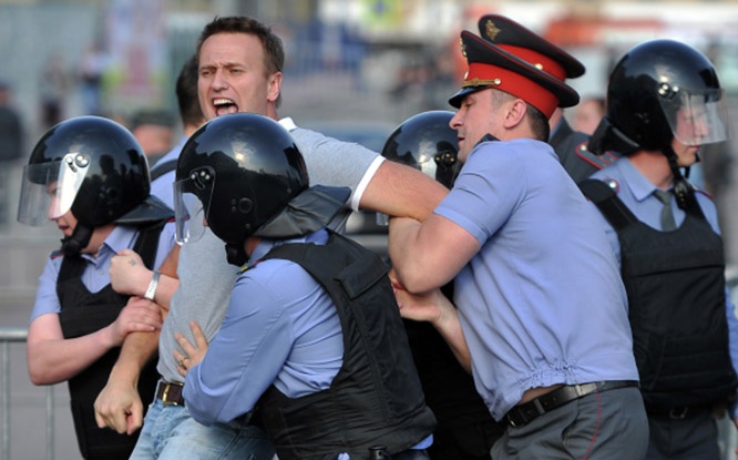 Сотрудники правоохранительных органов задерживают блогера Алексея Навального во время митинга 6 мая 2012 года на Болотной площади.