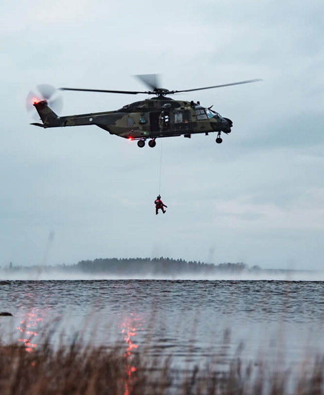 Новобранцы совершают прыжки в воду с вертолёта с предельно малой высоты без парашюта.