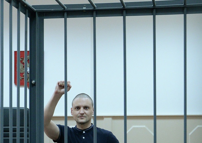Лидера «Левого фронта» Сергея Удальцова Мосгорсуд признал виновным в организации массовых беспорядков и приговорил к 4,5 годам лишения свободы.