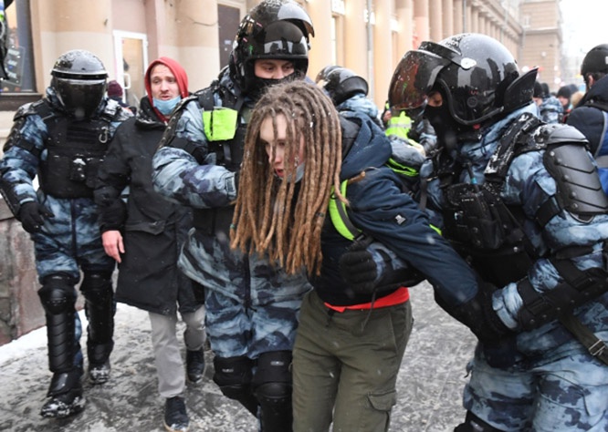Сотрудники правоохранительных органов задерживают участника несанкционированной акции сторонников Алексея Навального в Москве 31 января.