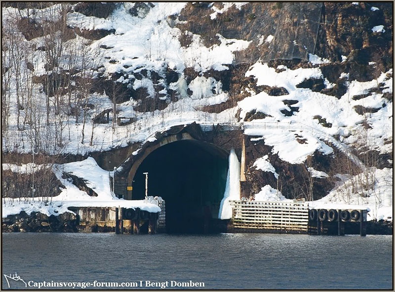 База Олавсверн представляет собой огромный подземный комплекс, высеченный внутри горы на уровне моря недалеко от города Тромсё.