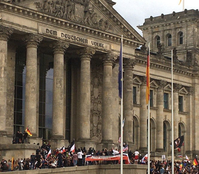 В августе 2020-го недовольные граждане отправились на массовую стихийную демонстрацию к стенам бундестага.