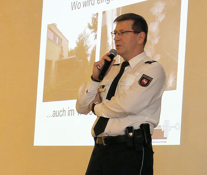 Главный комиссар уголовного розыска города Ганновера Михаэль Фритш возглавил уже широко известное в Германии движение «Полицейские за просвещение».
