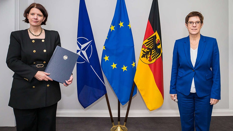 Министр обороны ФРГ Аннегрет Крамп-Карренбауэр (справа) и новый президент военной контрразведки Мартина Розенберг.