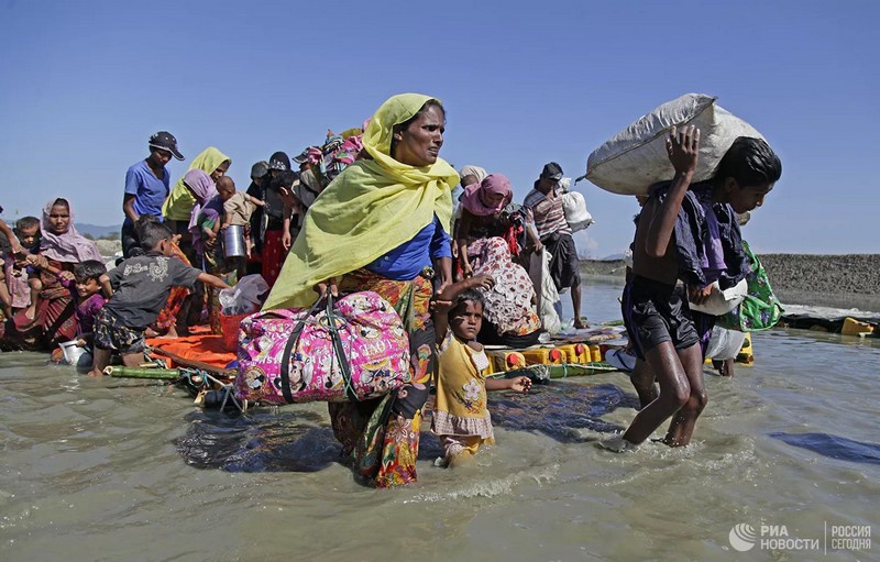 Мировое сообщество во главе с ООН осудило действия военных и призвало немедленно прекратить притеснения народности рохинджа.