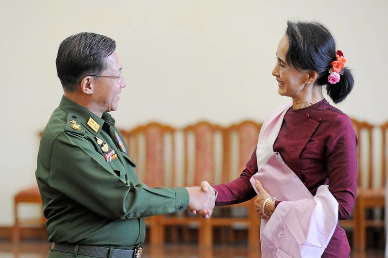 Старший генерал Мин Аунг Хлайн и государственный советник Аун Сан Су Чжи.