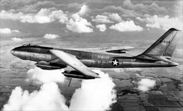 Американский самолёт-разведчик RB-47, который был уничтожен 1 июля 1960 года.