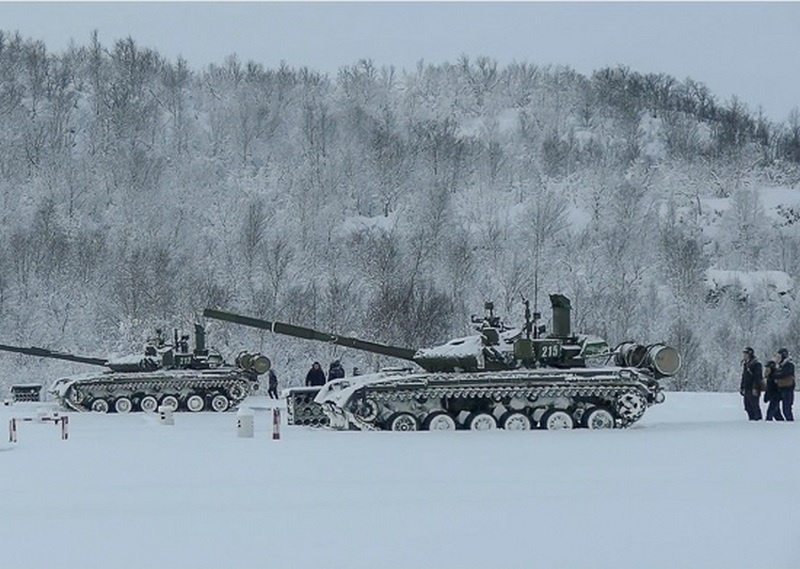 «Арктические» танки Т-80БВМ Северного флота задействовали в контрольных стрельбах на полигоне под Печенгой.