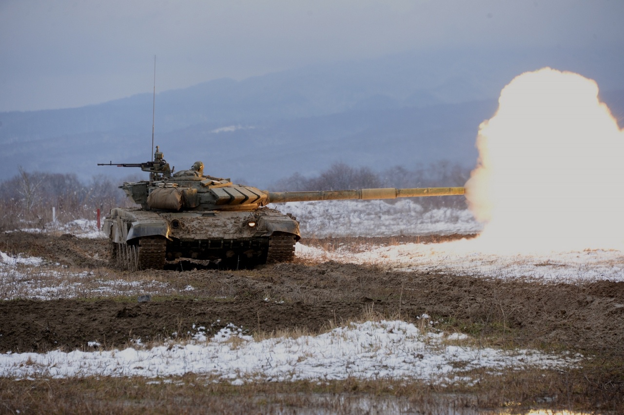 Экипажи танков Т-72Б3М на этапе боевых стрельб выполняют весь комплекс тактико-огневых упражнений в одном заезде.