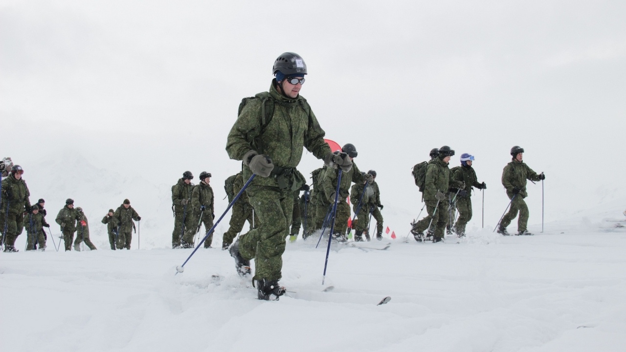 Инструкторы и разведчики приступили к горнолыжной подготовке.