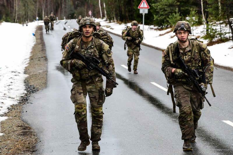 Солдаты США участвуют в марше на полигоне Графенвёр в Баварии. Январь 2021 года.