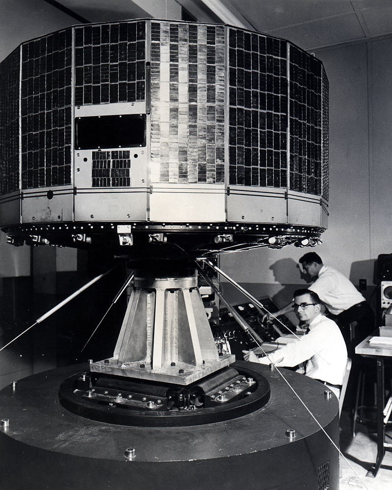 Спутник серии «Тирос» с инфракрасным приёмником и оптической системой.