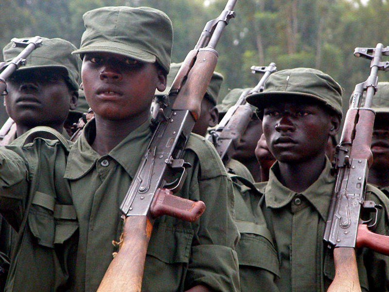 За несколько десятилетий бойцы LRA убили более 100 тыс. человек и захватили более 60 тыс. детей, многие из которых стали впоследствии детьми-солдатами.
