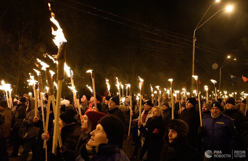 Участники факельного шествия националистов, приуроченного к годовщине со дня рождения Степана Бандеры в Киеве.