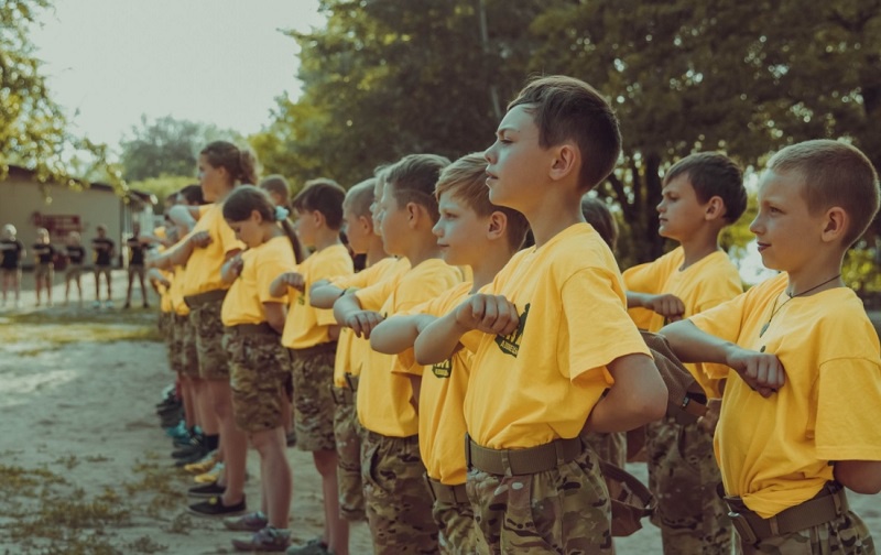 Лагерь «Азовец», созданный по инициативе лидера полка «Азов» и партии «Национальный корпус» Андрея Билецкого, принимает за смену свыше трёхсот школьников.