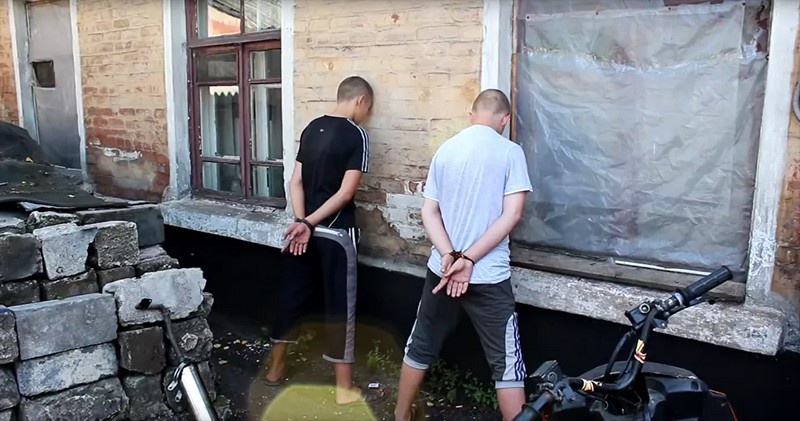Стоп-кадр с видео задержания подростков-диверсантов в ДНР осенью 2016 г.