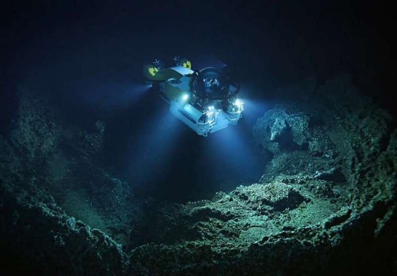 Наибольшая глубина Марианской трещины, или жёлоба, как замеряли в последний раз в 1957 году с нашего научно-исследовательского судна «Витязь», - 11.022 метра.