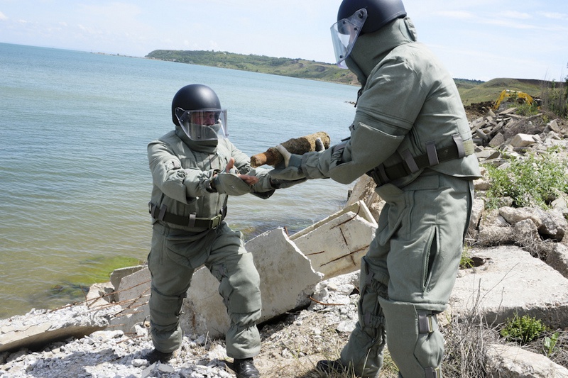 Перед началом строительства Крымского моста было найдено и обезврежено более двухсот боеприпасов различного калибра.