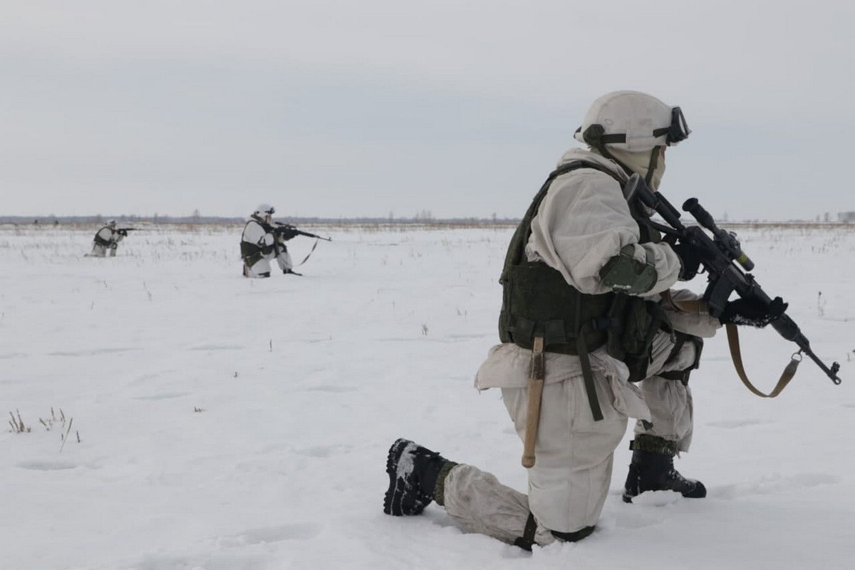 Снайперы ЦВО сорвали продвижение колонны бронетехники условного противника на учении в Сибири.