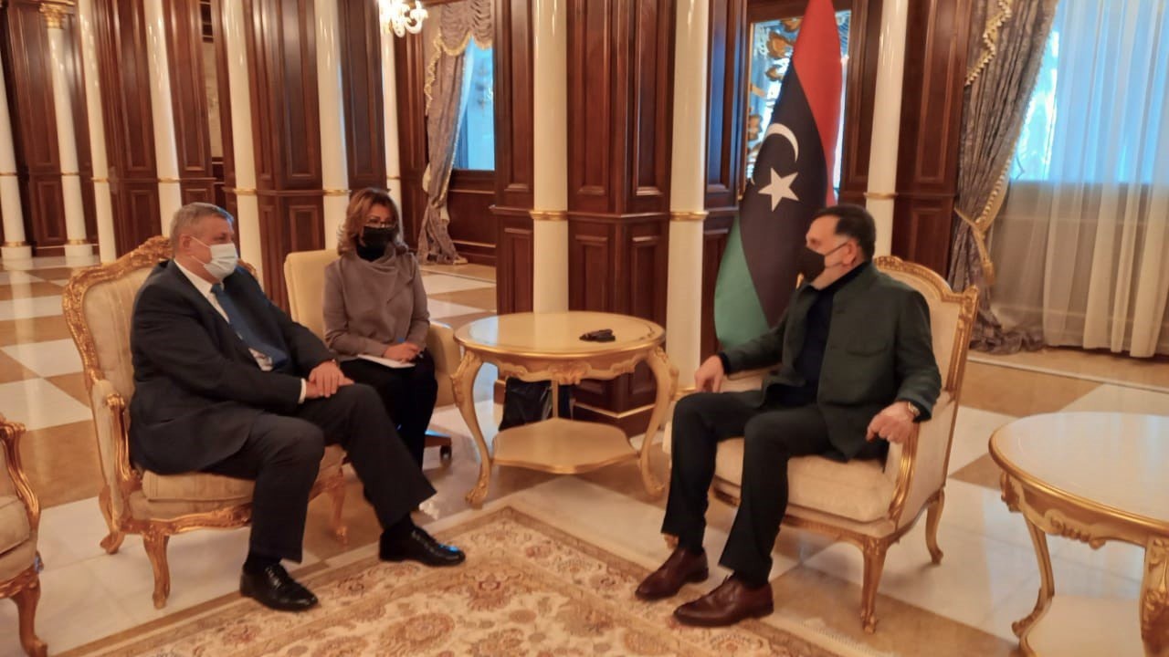 Фаиз Сарадж на встрече с спецпосланником генсека ООН по Ливии Яном Кубишем в Триполи.