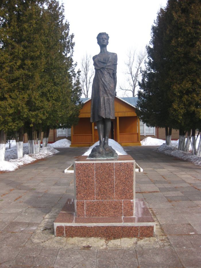 Памятник Зое Космодемьянской в Петрищево.