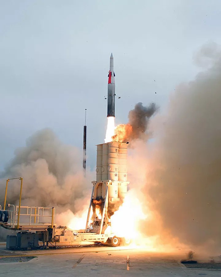 Комплекс «Хец-2» предназначен для перехвата баллистических ракет с дальностью полёта до 3.000 км.