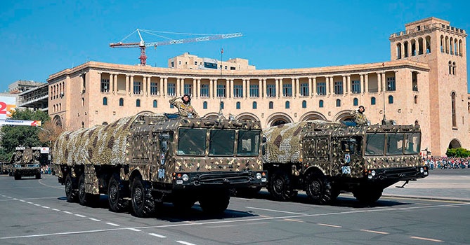 Закупленные у России «Искандеры» на военном параде в Ереване.