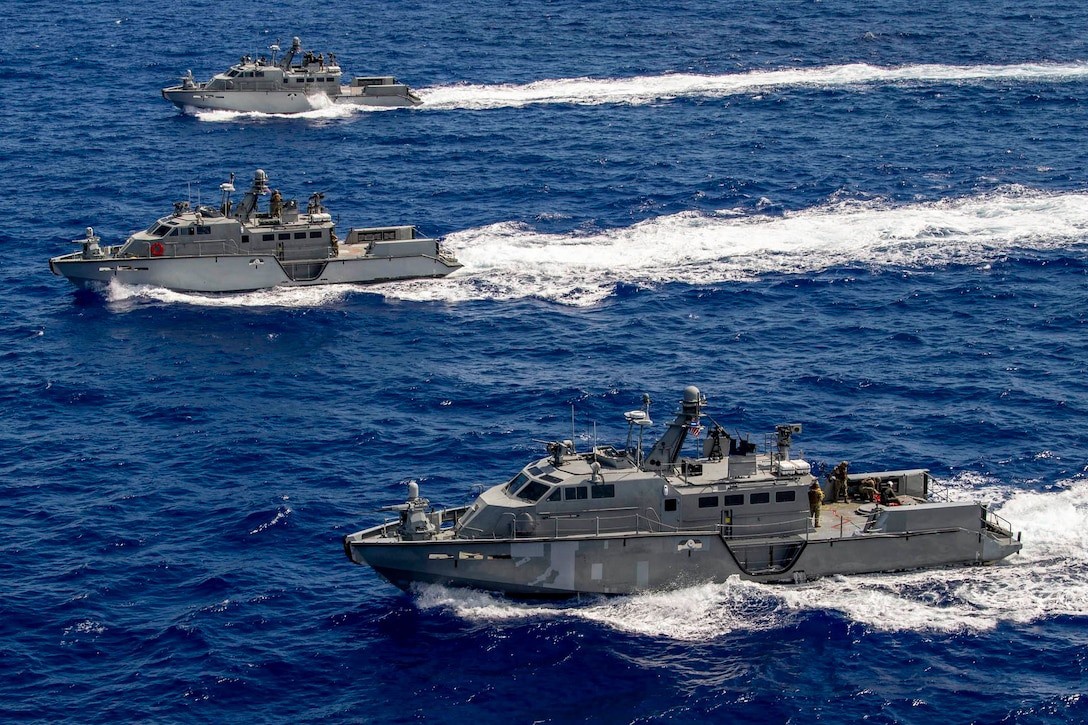 Патрульные катера ВМФ Mark VI во время учений в Тихом океане.